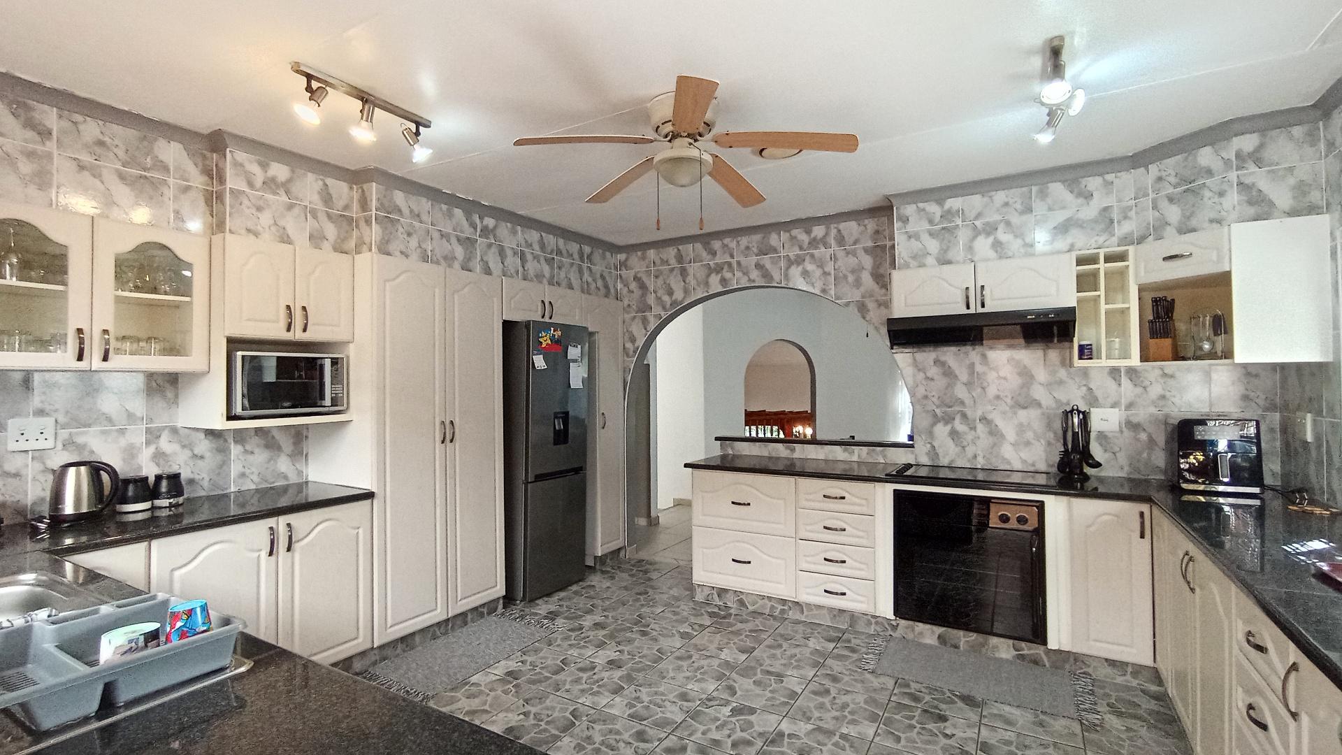 Kitchen - 19 square meters of property in Amanzimtoti 