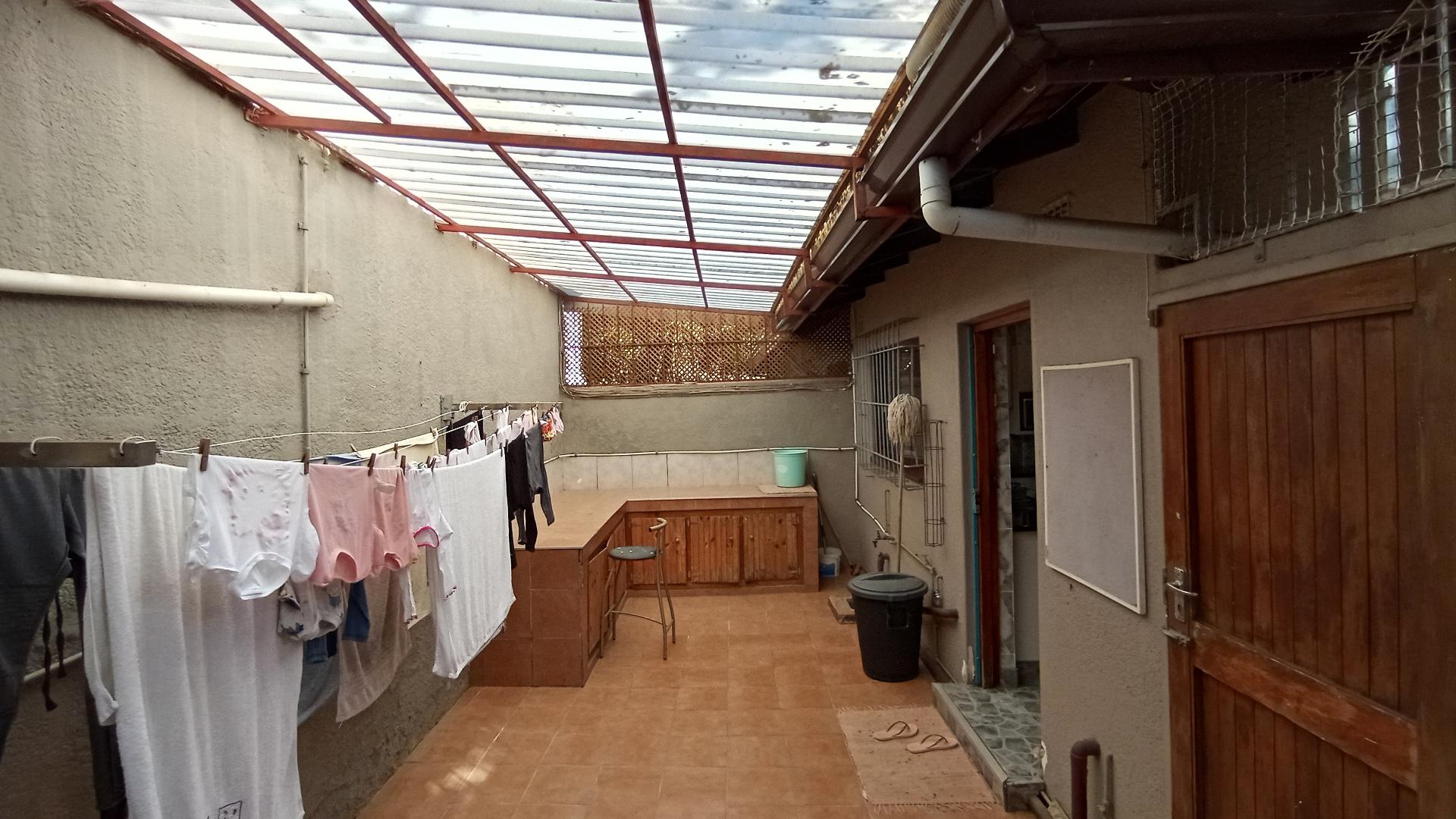 Scullery - 22 square meters of property in Amanzimtoti 