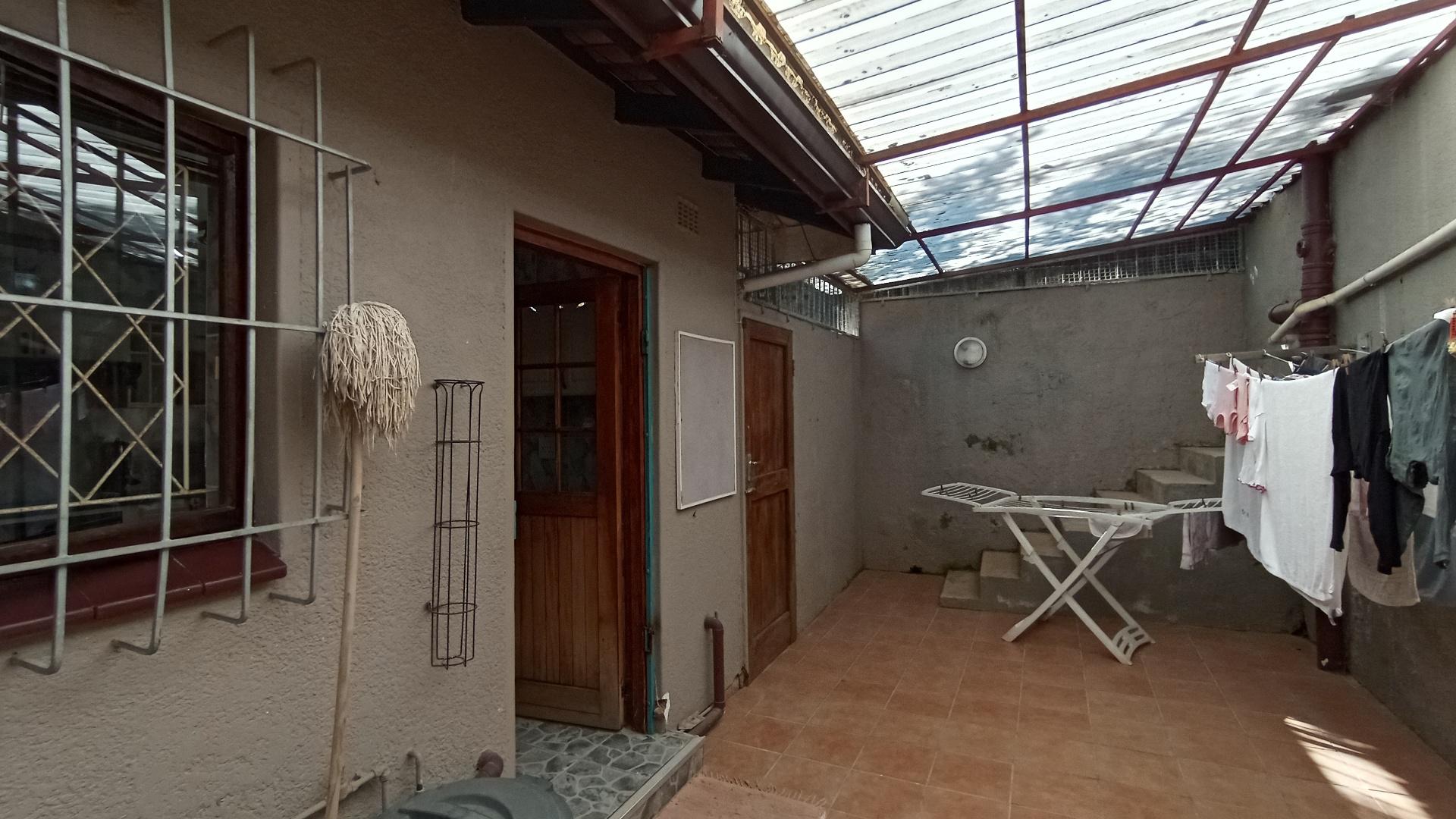 Scullery - 22 square meters of property in Amanzimtoti 