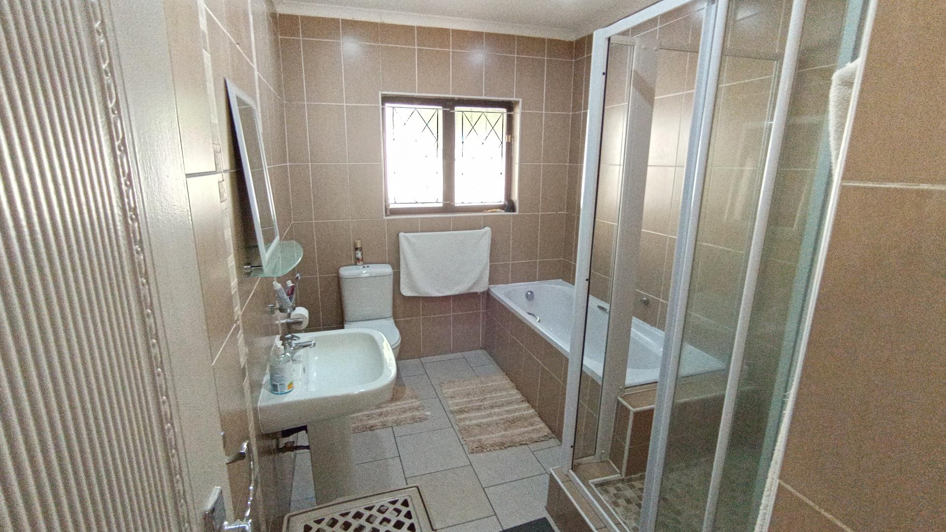 Bathroom 1 - 6 square meters of property in Amanzimtoti 