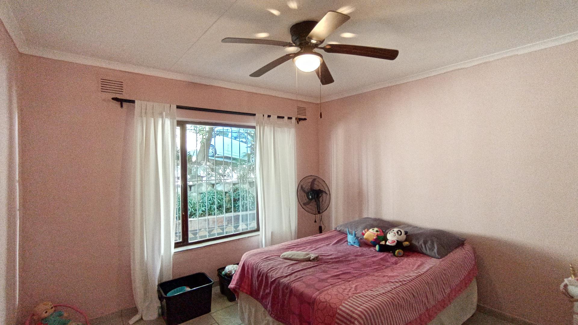 Bed Room 2 - 15 square meters of property in Amanzimtoti 