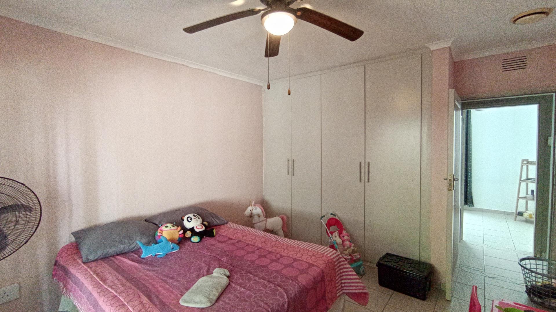 Bed Room 2 - 15 square meters of property in Amanzimtoti 