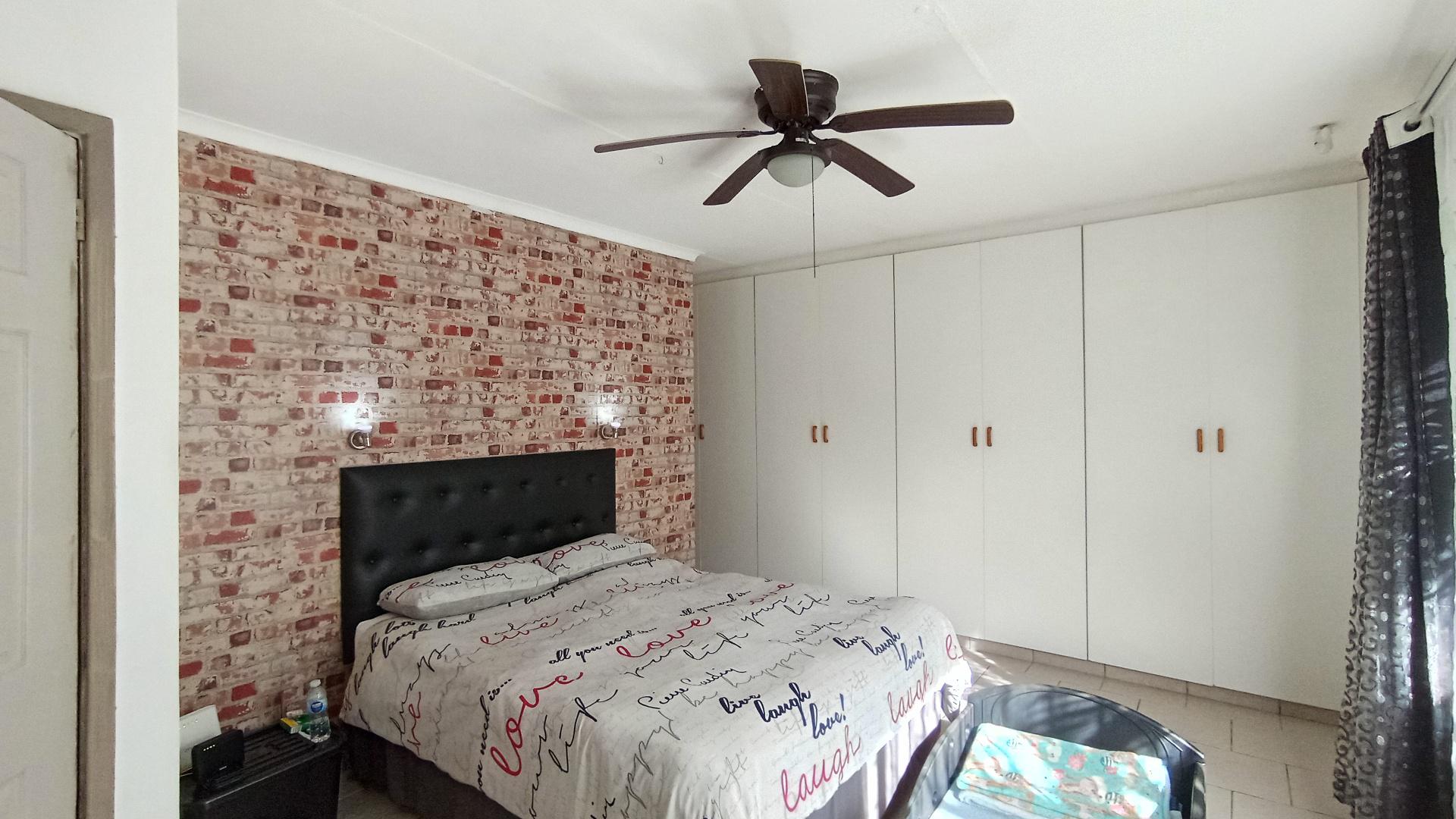 Main Bedroom - 18 square meters of property in Amanzimtoti 