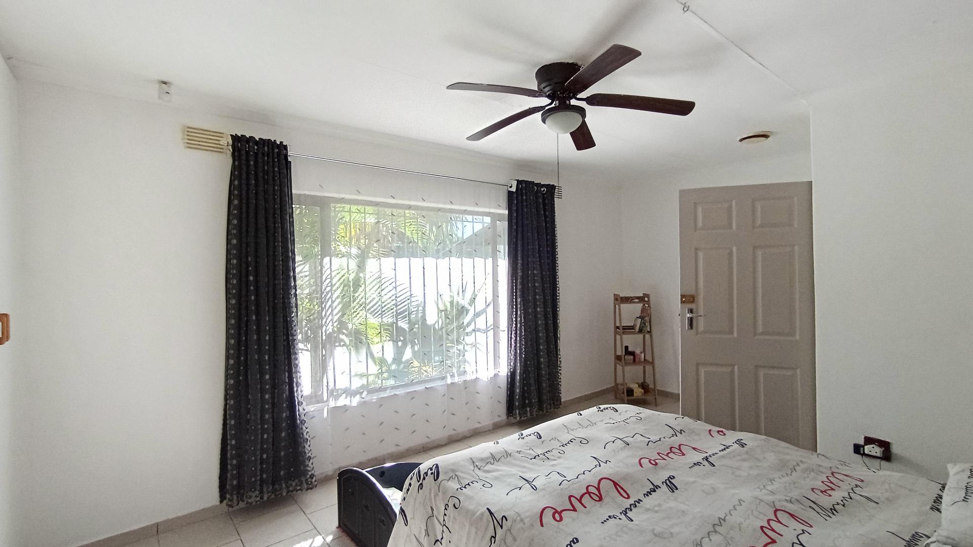 Main Bedroom - 18 square meters of property in Amanzimtoti 