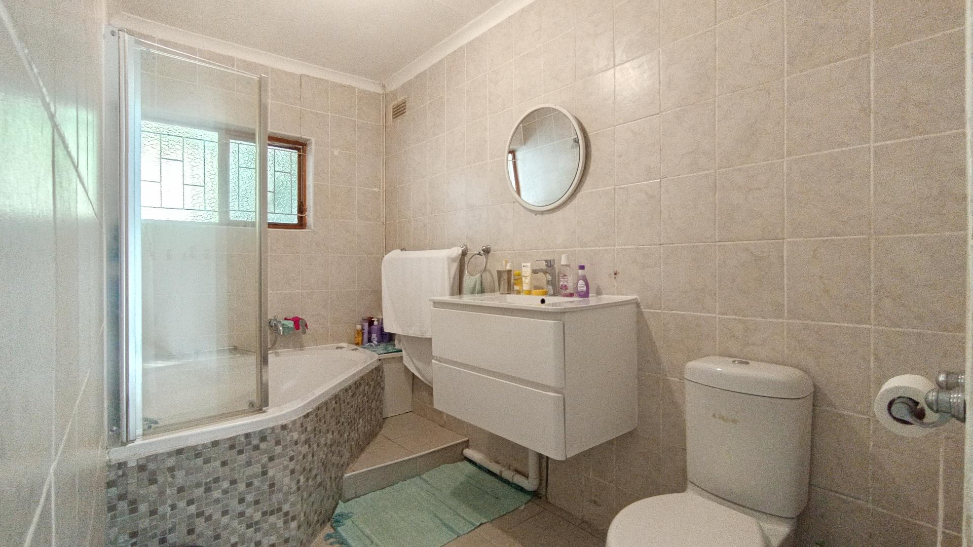 Main Bathroom - 7 square meters of property in Amanzimtoti 