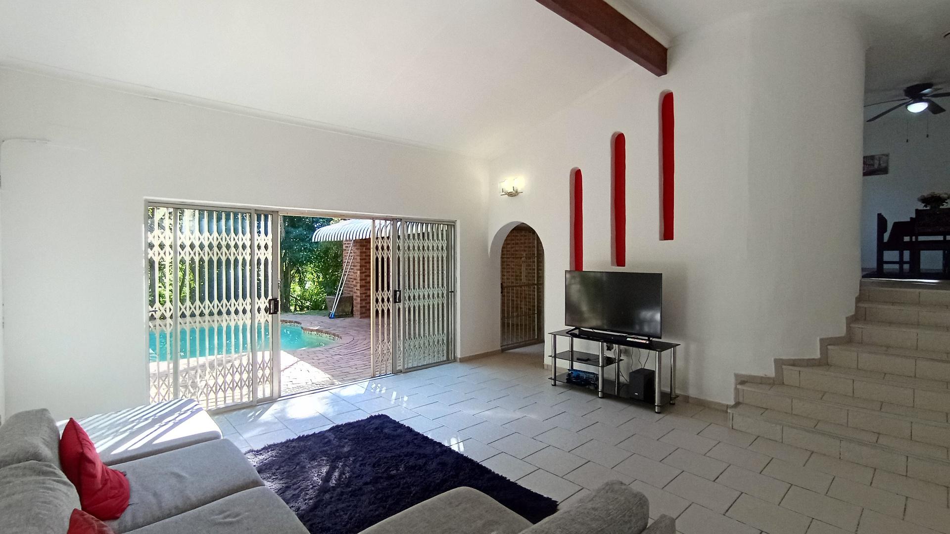 Lounges - 24 square meters of property in Amanzimtoti 