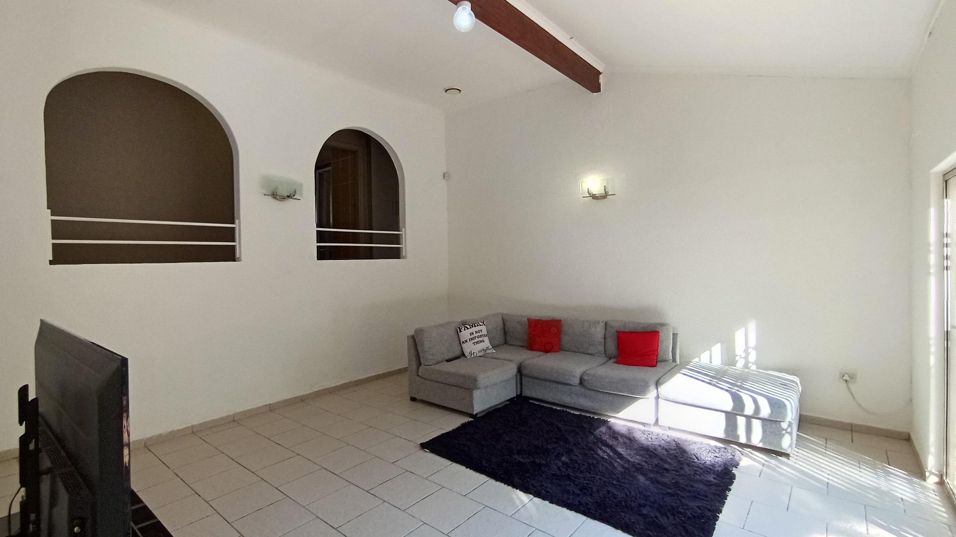 Lounges - 24 square meters of property in Amanzimtoti 