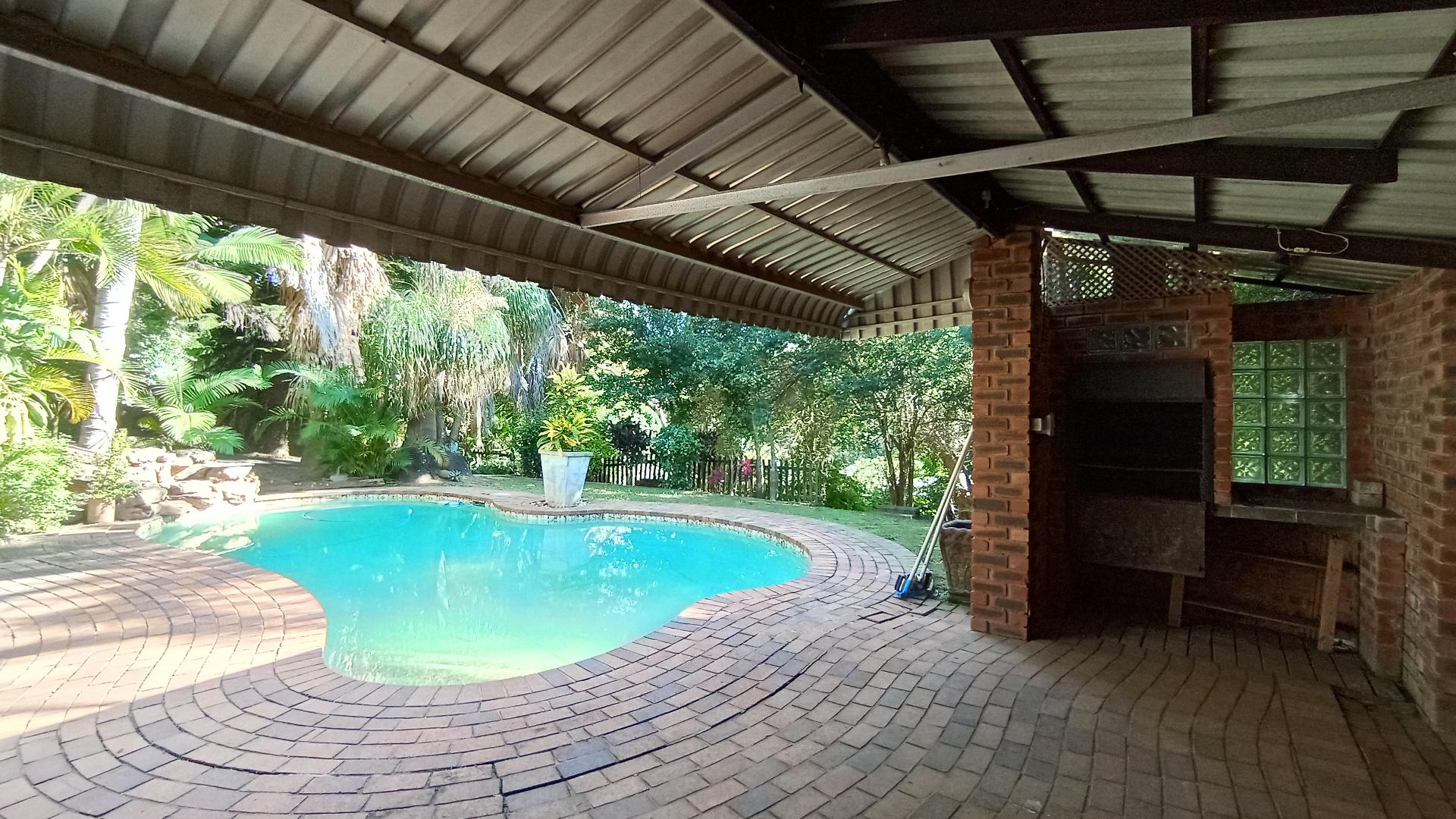 Entertainment - 10 square meters of property in Amanzimtoti 