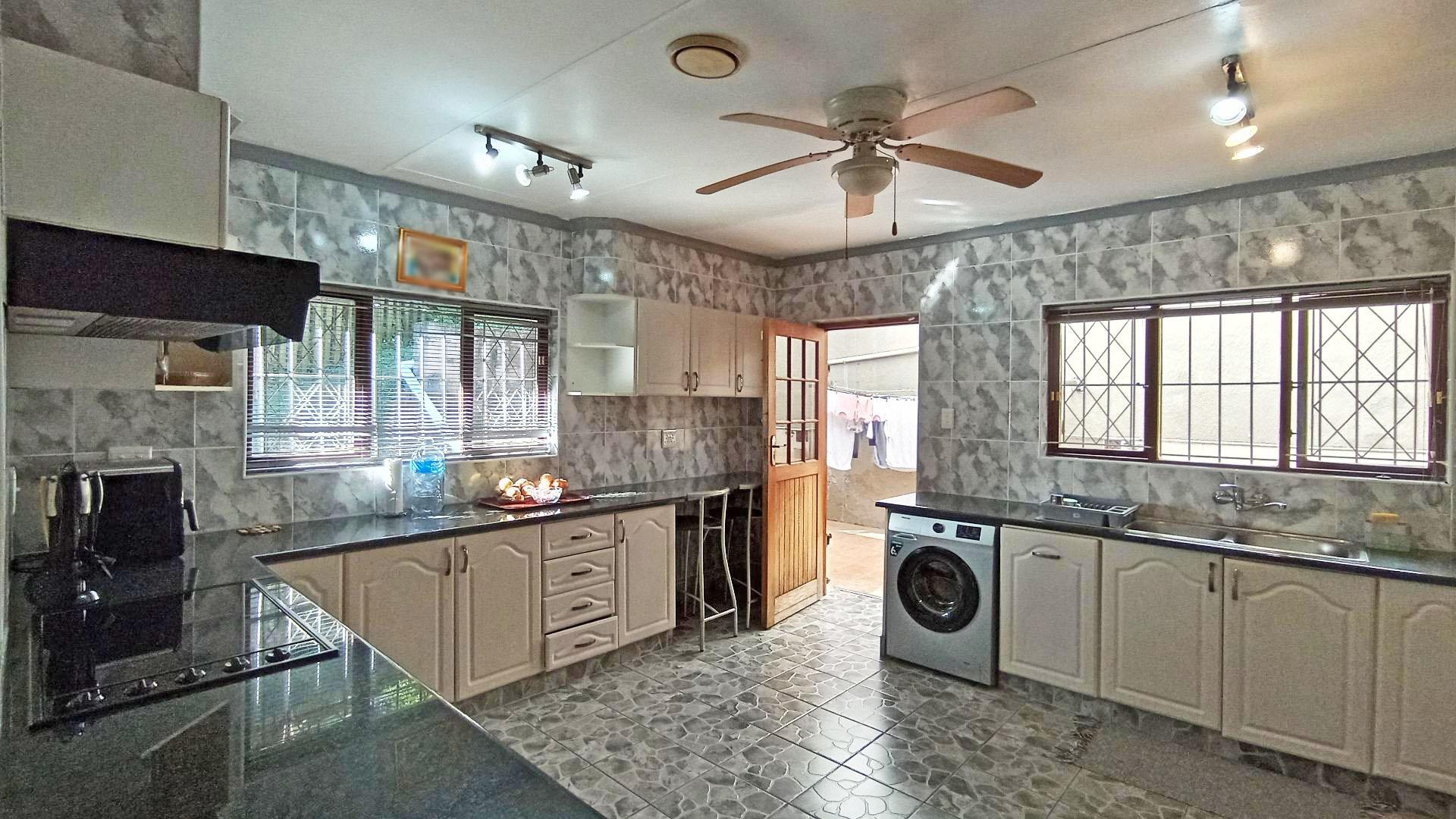 Kitchen - 19 square meters of property in Amanzimtoti 
