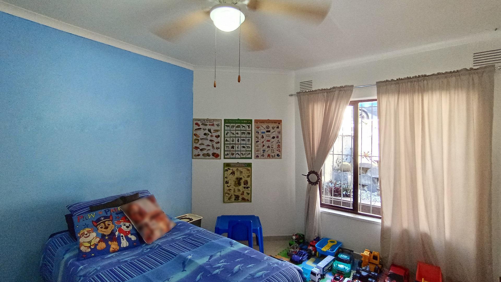 Bed Room 1 - 13 square meters of property in Amanzimtoti 