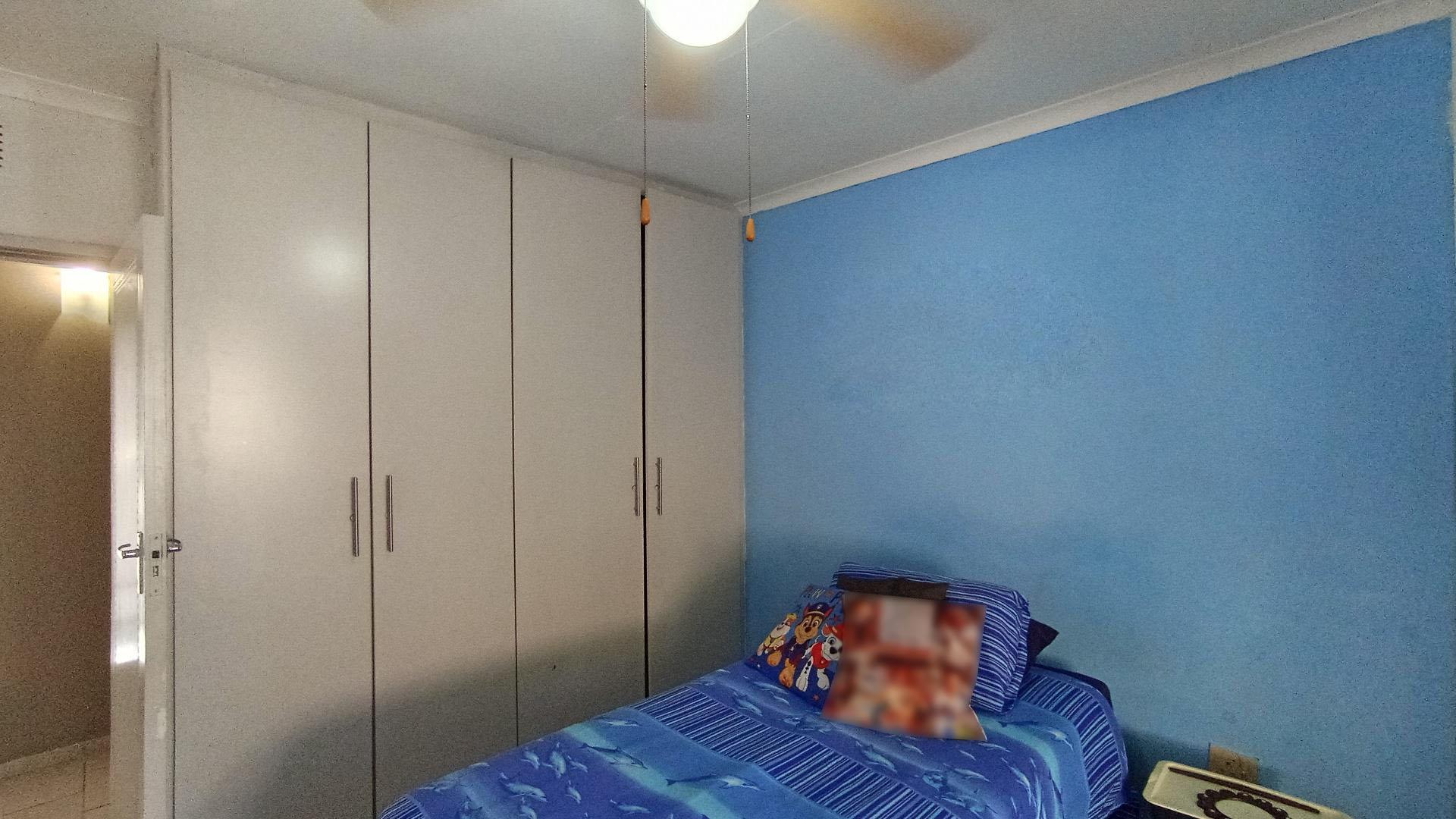 Bed Room 1 - 13 square meters of property in Amanzimtoti 