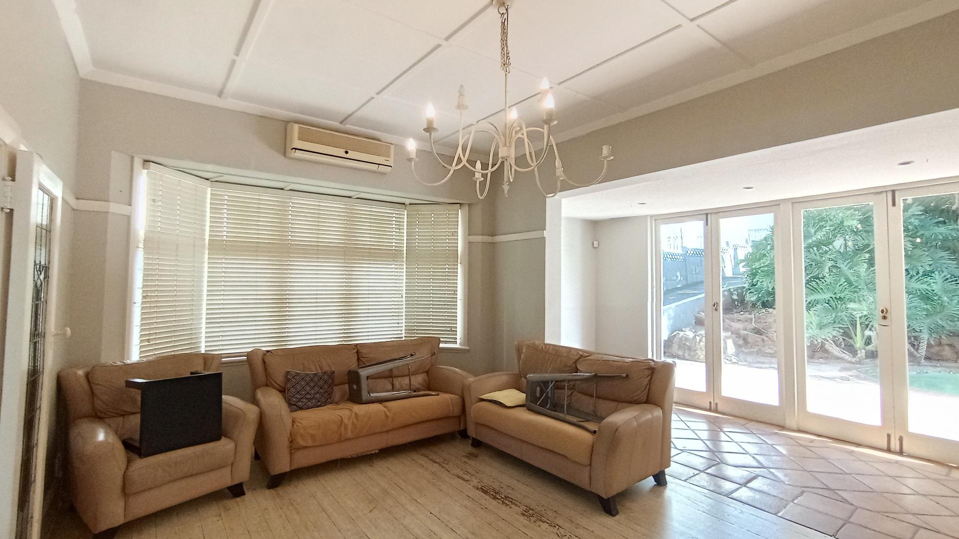 Lounges - 24 square meters of property in Bulwer (Dbn)