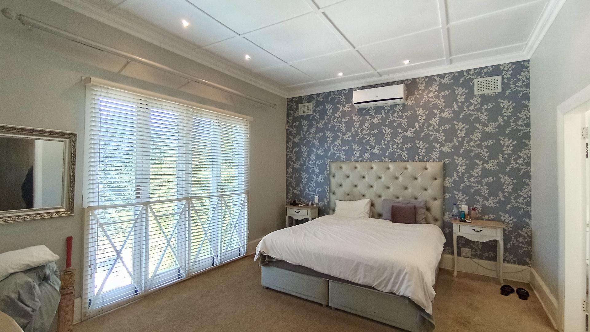 Main Bedroom - 25 square meters of property in Bulwer (Dbn)