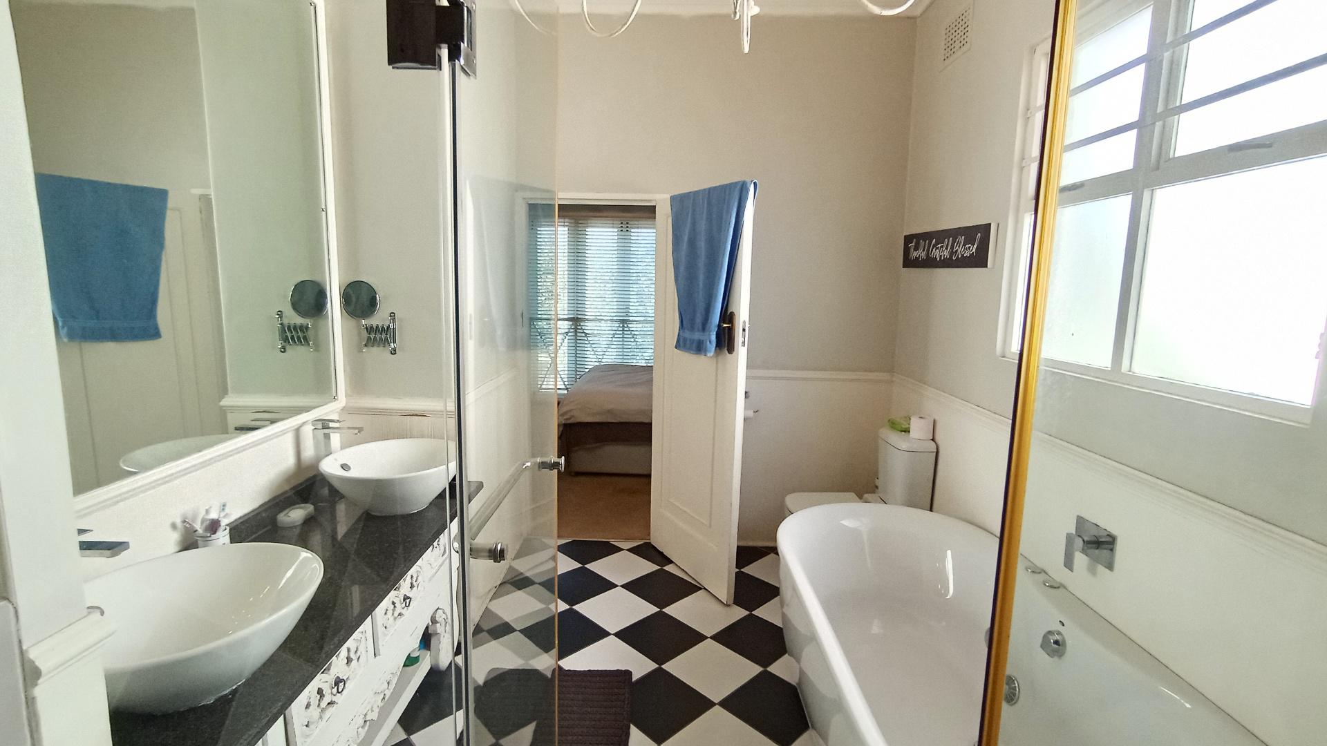 Main Bathroom - 12 square meters of property in Bulwer (Dbn)