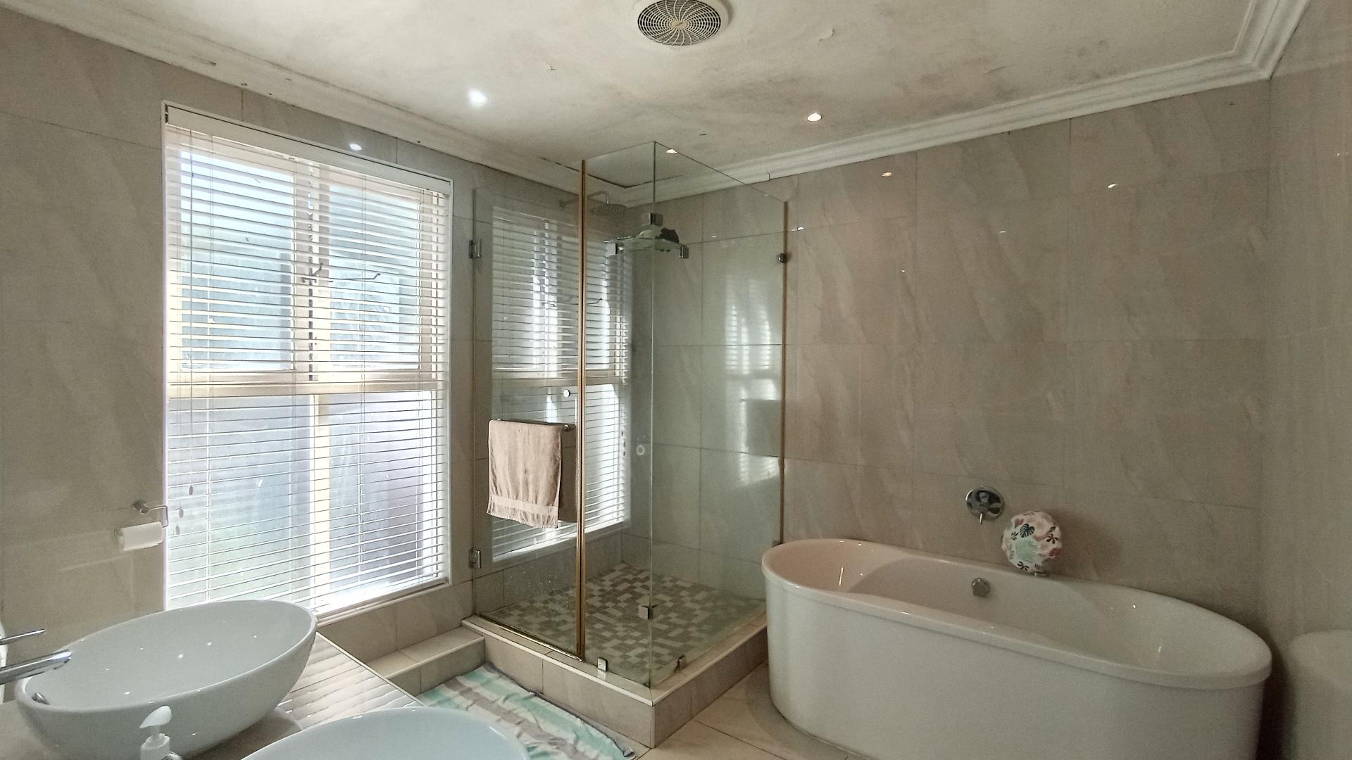 Bathroom 1 - 14 square meters of property in Bulwer (Dbn)