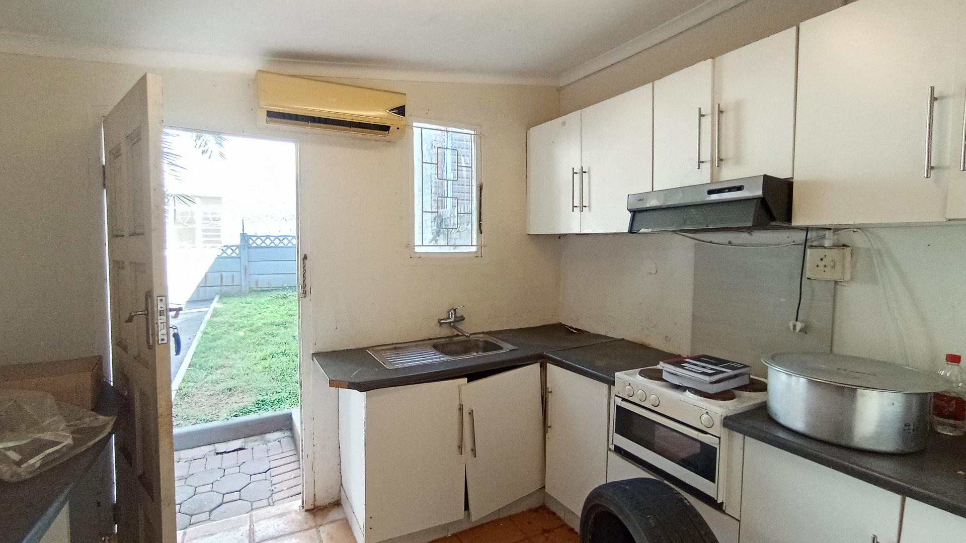 Kitchen - 27 square meters of property in Bulwer (Dbn)