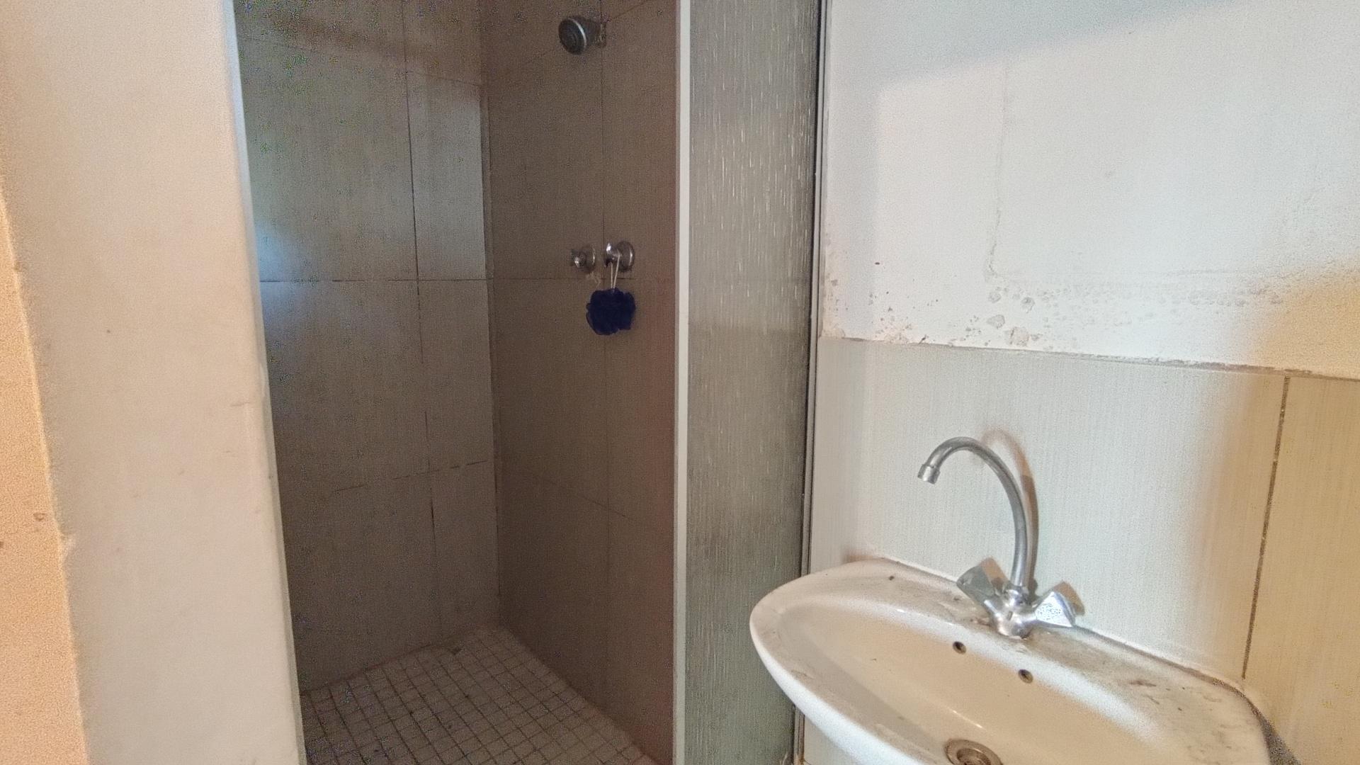 Bathroom 1 - 14 square meters of property in Bulwer (Dbn)