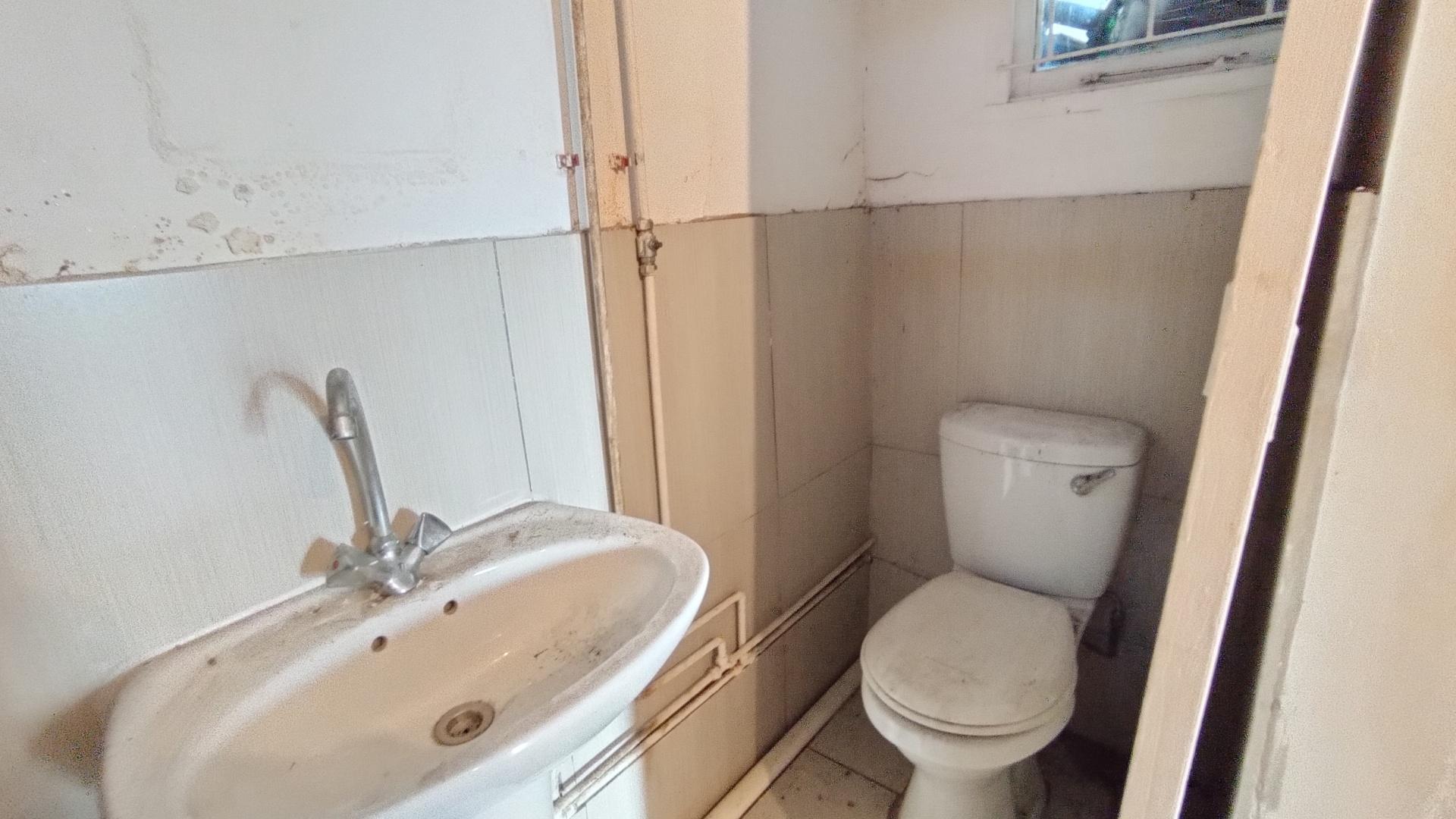Bathroom 1 - 14 square meters of property in Bulwer (Dbn)