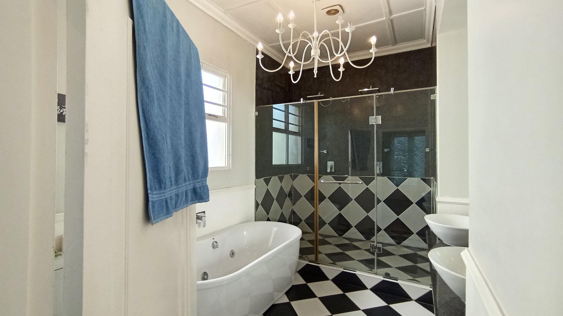 Main Bathroom - 12 square meters of property in Bulwer (Dbn)