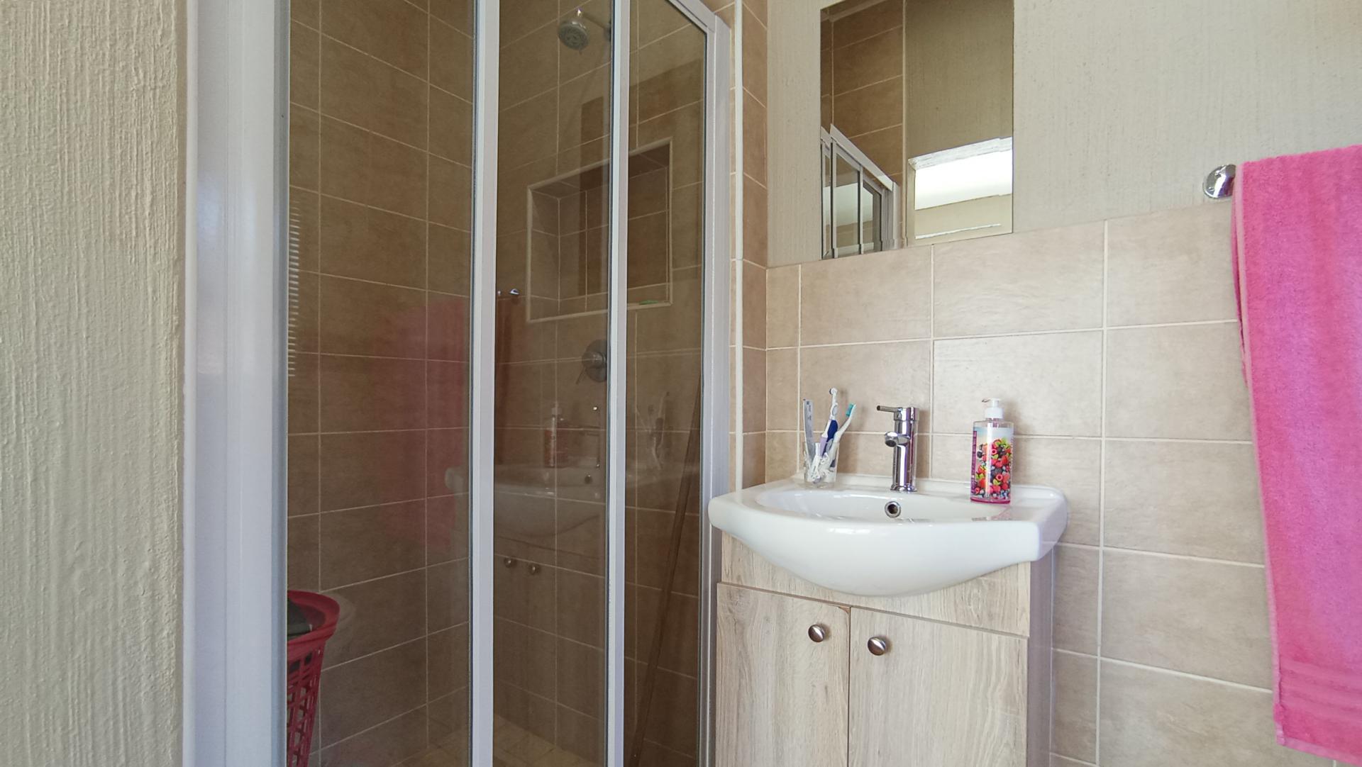 Main Bathroom - 4 square meters of property in Wilgeheuwel 