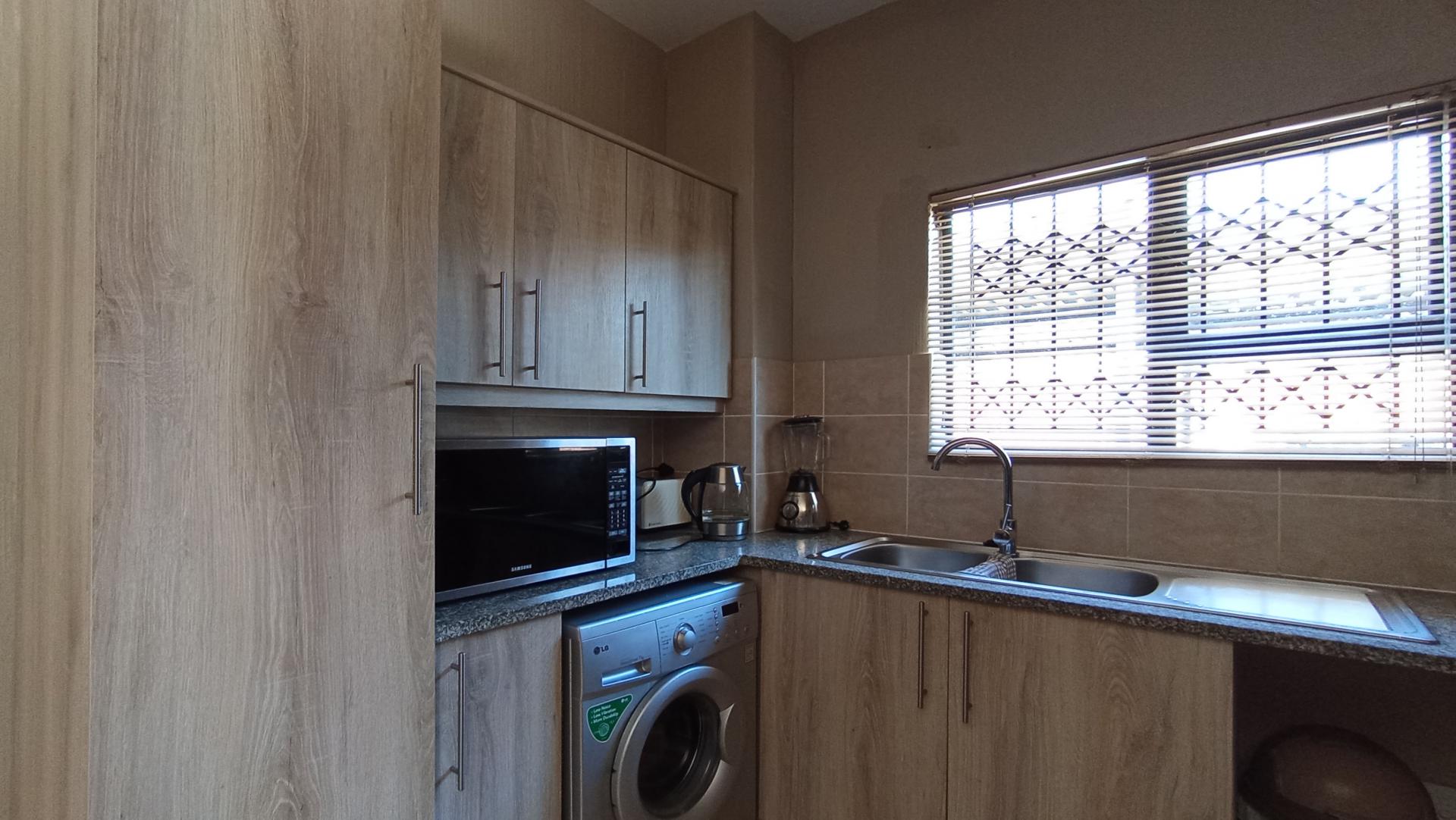 Kitchen - 8 square meters of property in Wilgeheuwel 