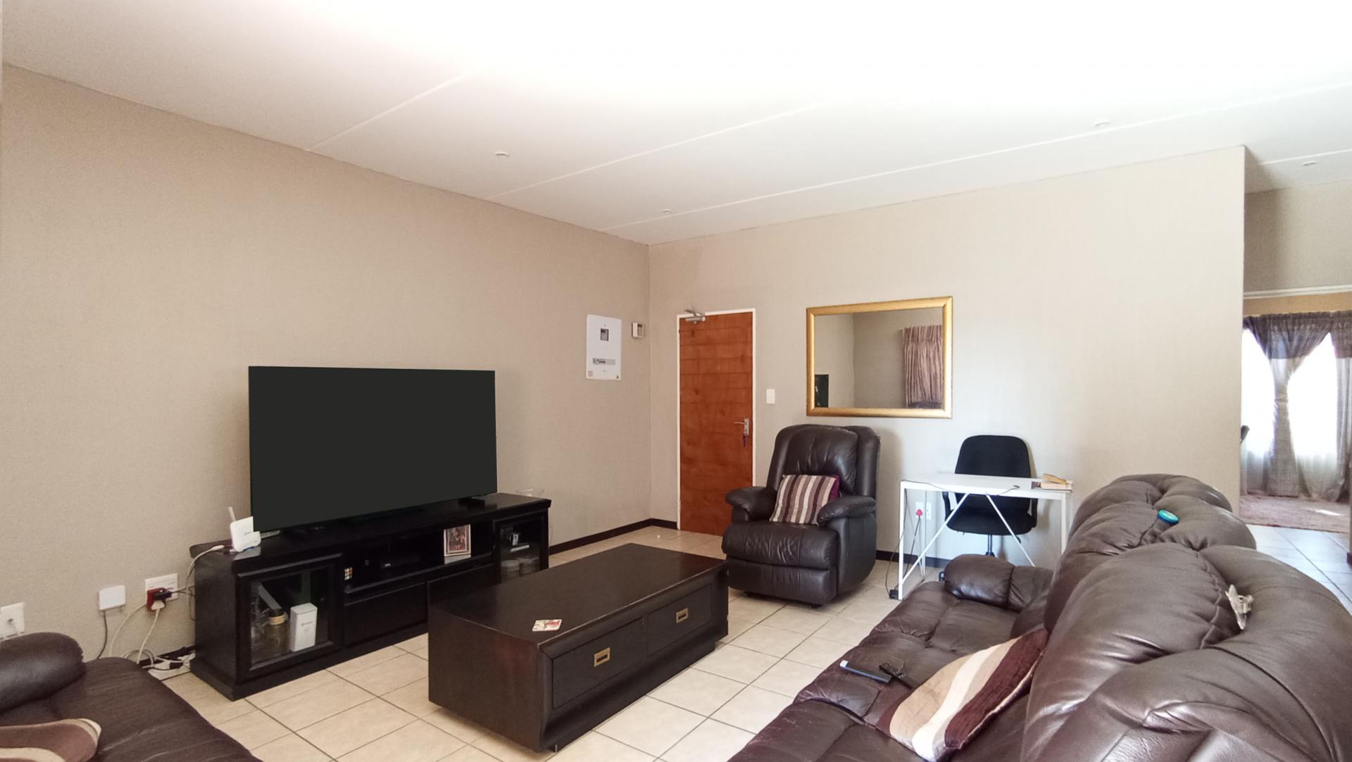 Lounges - 30 square meters of property in Wilgeheuwel 