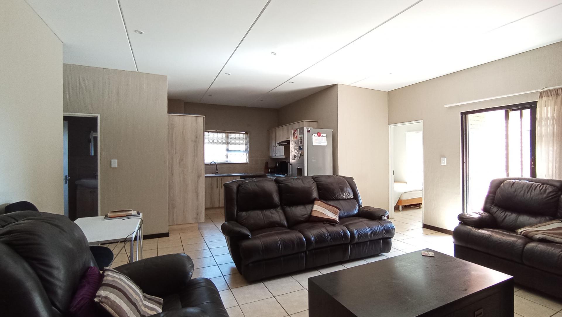 Lounges - 30 square meters of property in Wilgeheuwel 