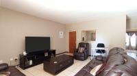 Lounges - 30 square meters of property in Wilgeheuwel 