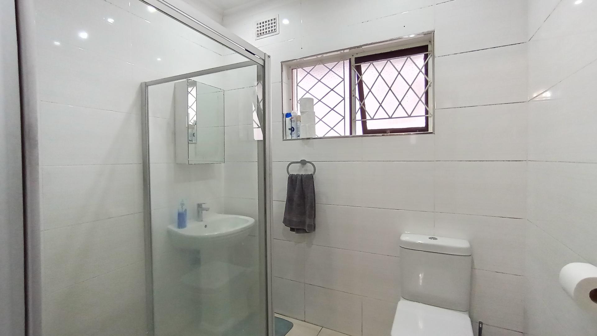 Bathroom 1 - 5 square meters of property in Hazelwood KZN