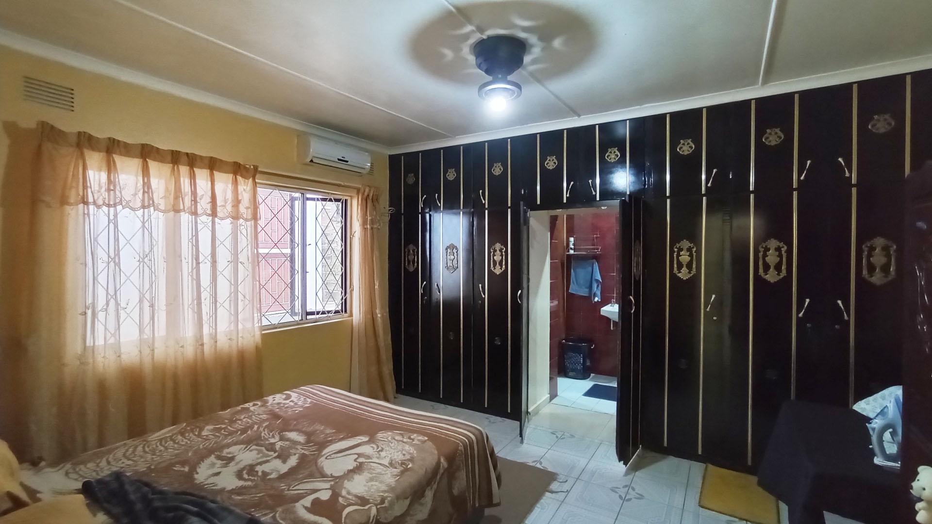 Main Bedroom - 19 square meters of property in Hazelwood KZN