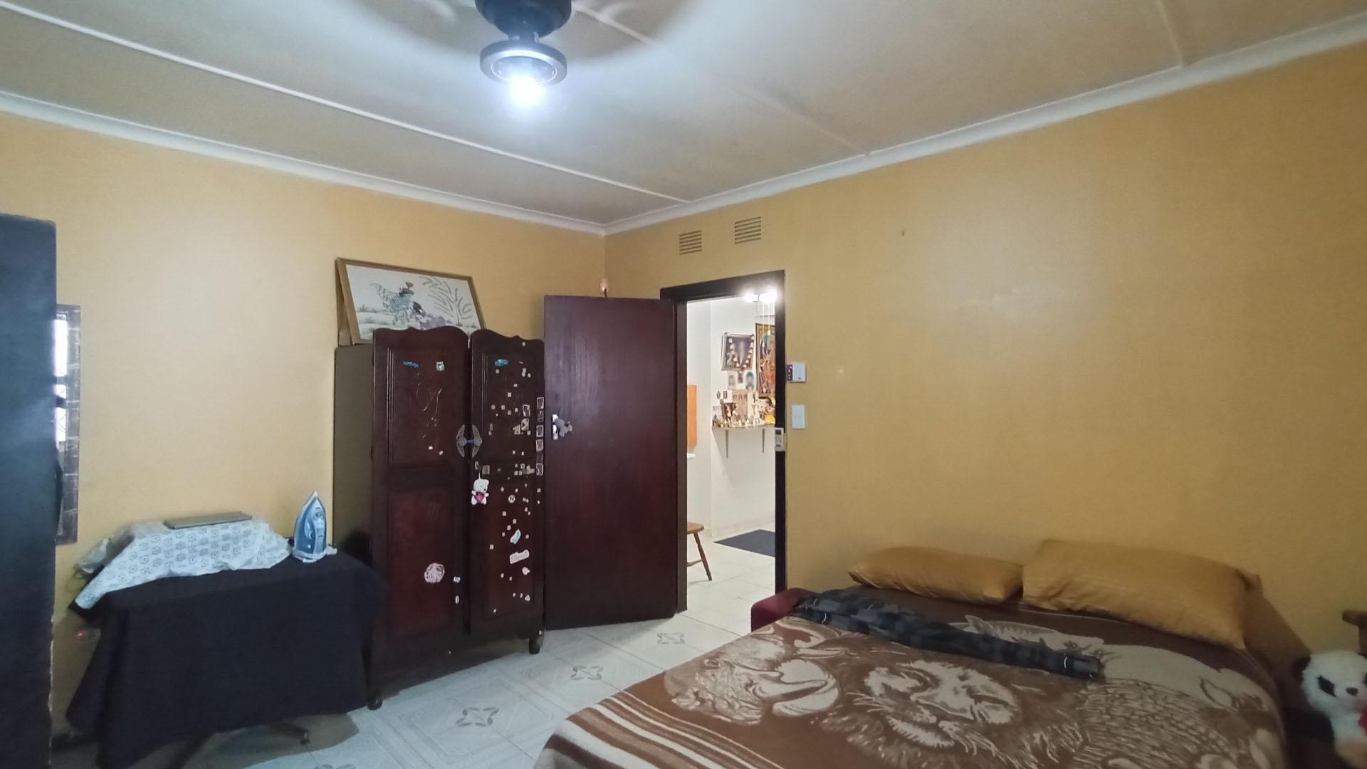 Main Bedroom - 19 square meters of property in Hazelwood KZN