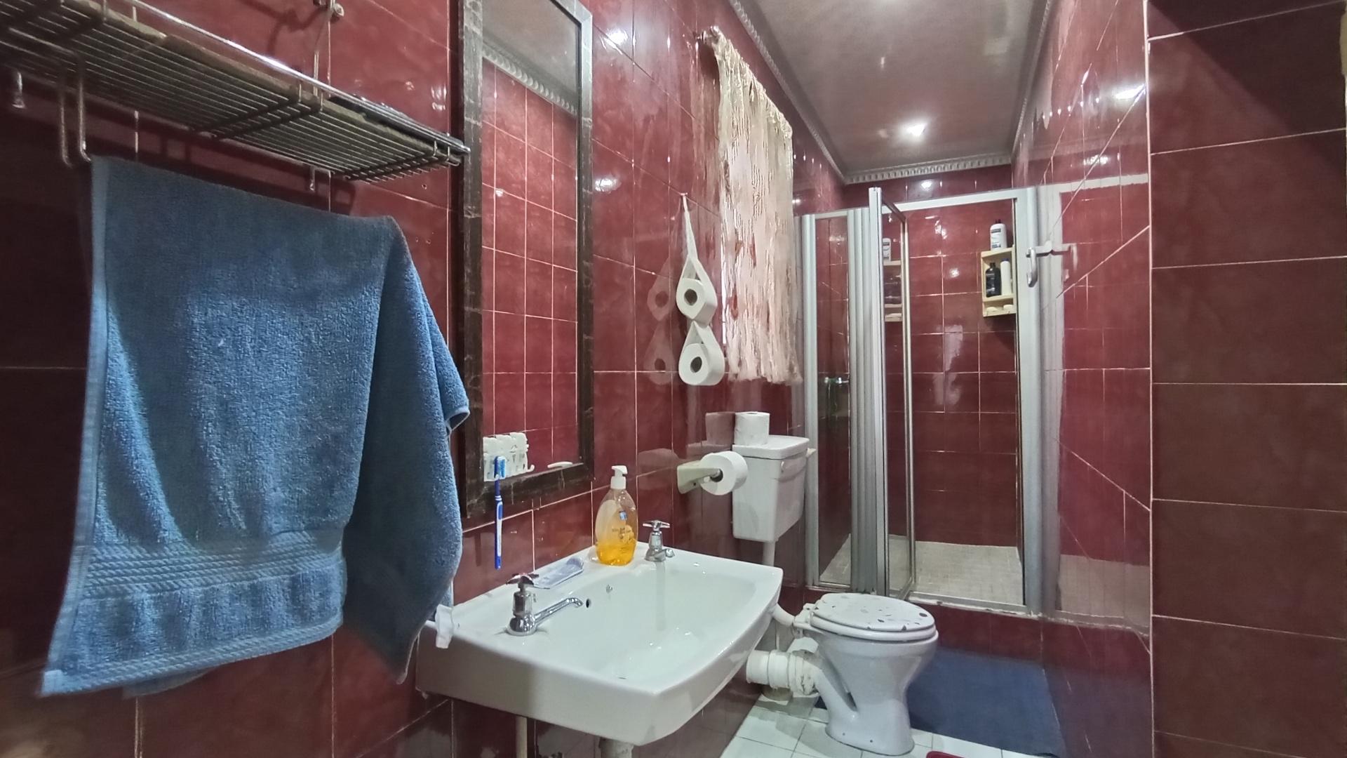 Main Bathroom - 7 square meters of property in Hazelwood KZN