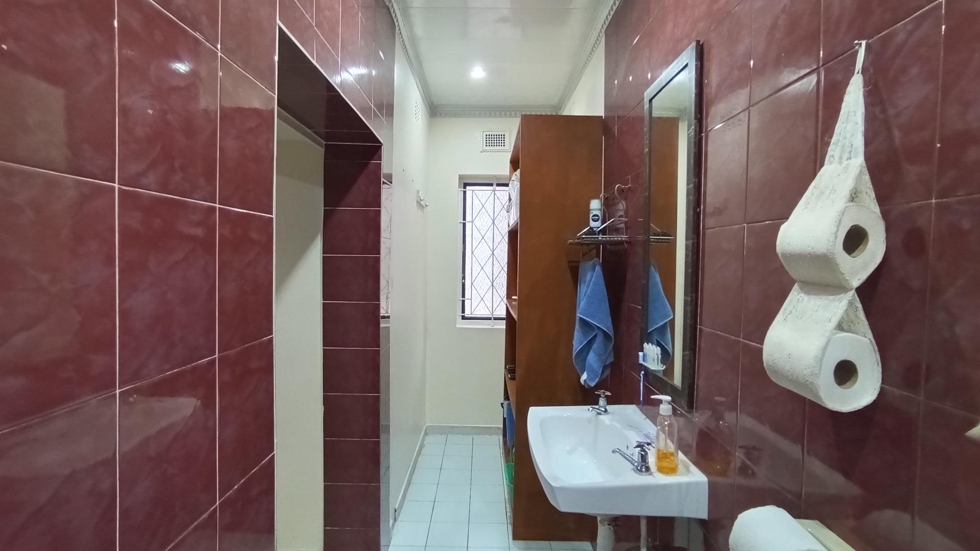Main Bathroom - 7 square meters of property in Hazelwood KZN