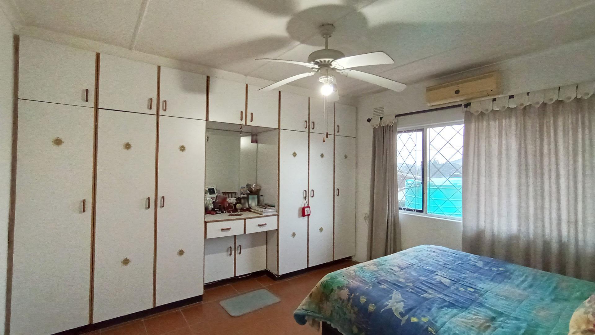 Bed Room 1 - 18 square meters of property in Hazelwood KZN