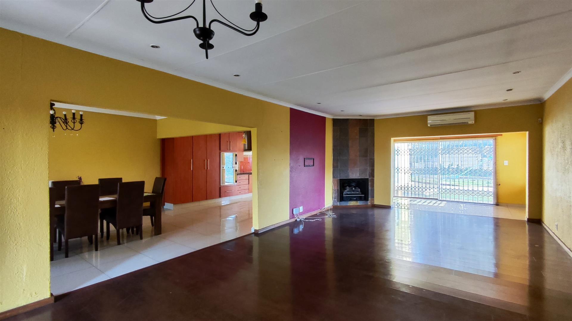 Lounges - 51 square meters of property in Parkrand