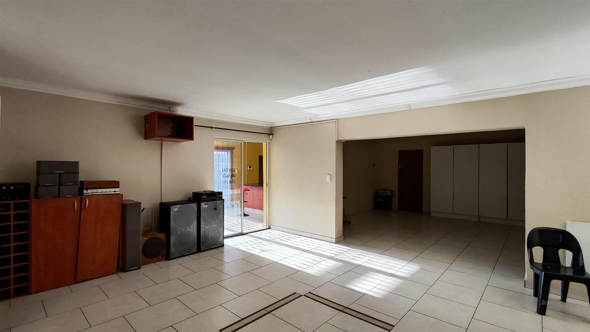 Flatlet - 61 square meters of property in Parkrand