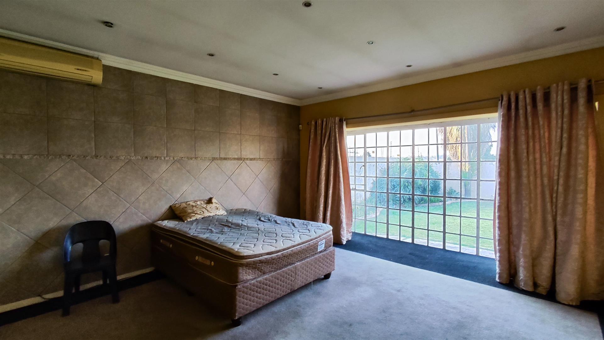 Main Bedroom - 24 square meters of property in Parkrand