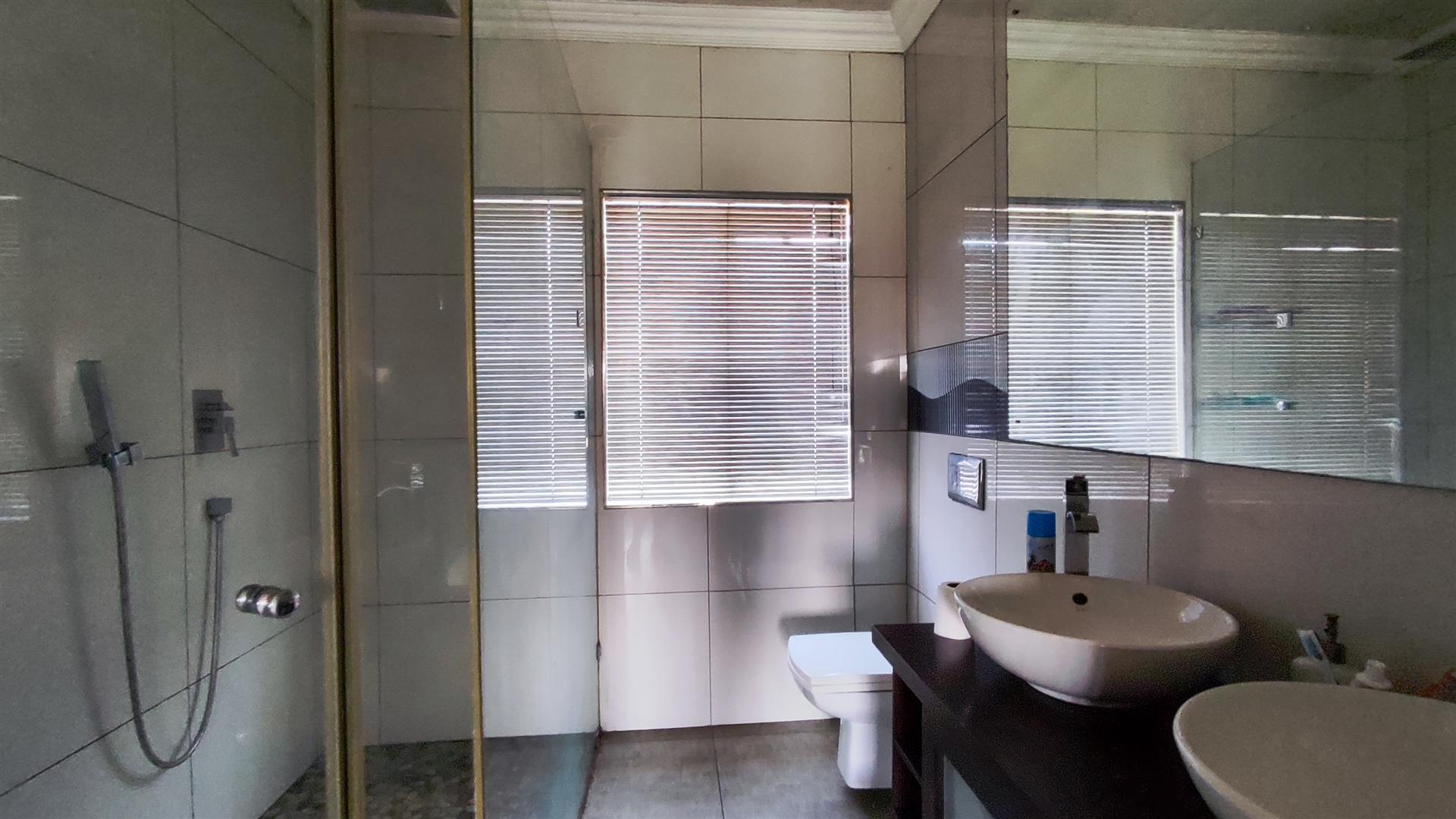 Main Bathroom - 6 square meters of property in Parkrand