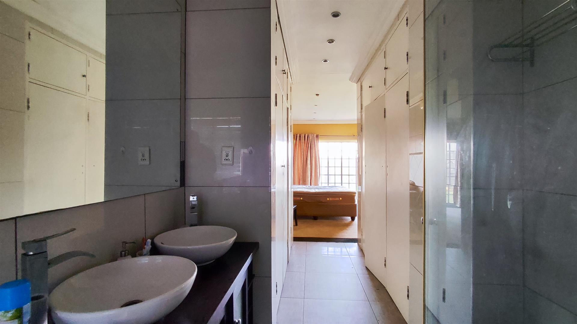 Main Bathroom - 6 square meters of property in Parkrand