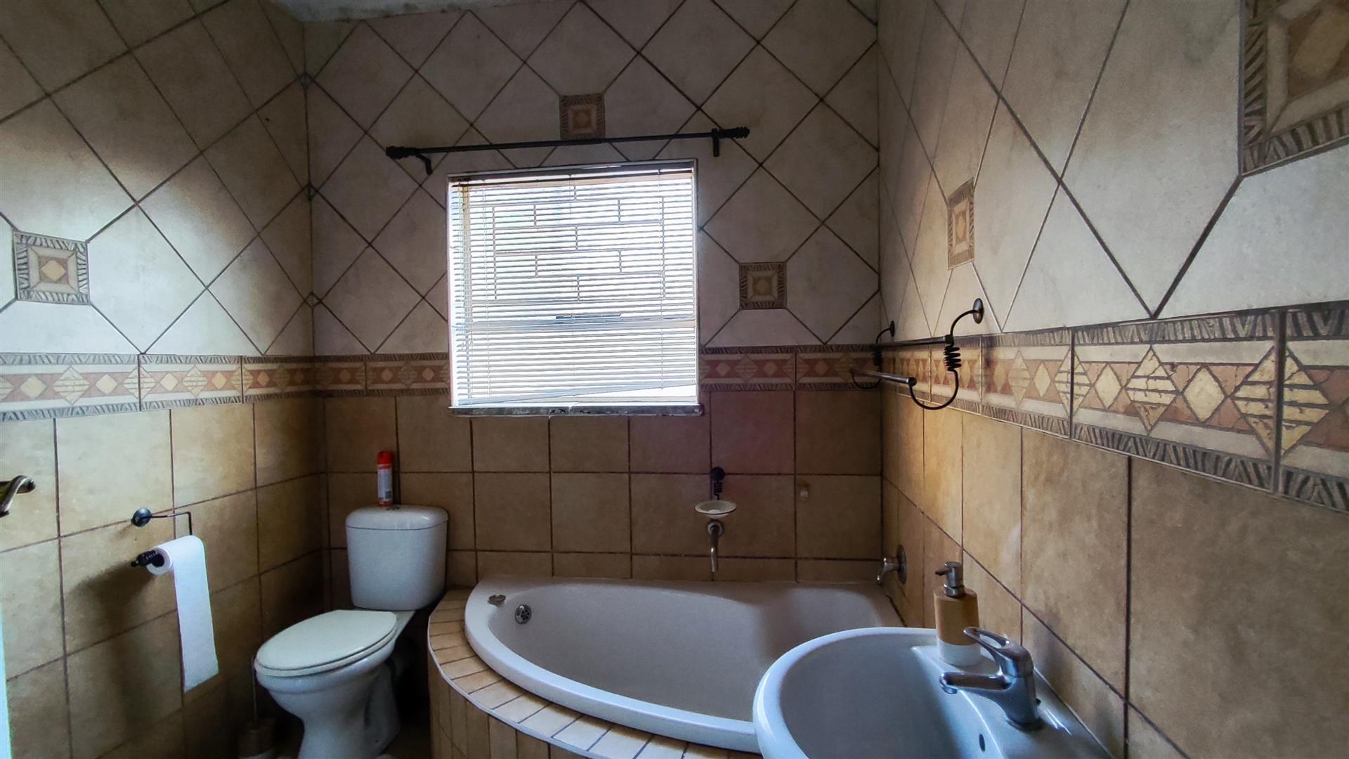 Bathroom 2 - 6 square meters of property in Parkrand