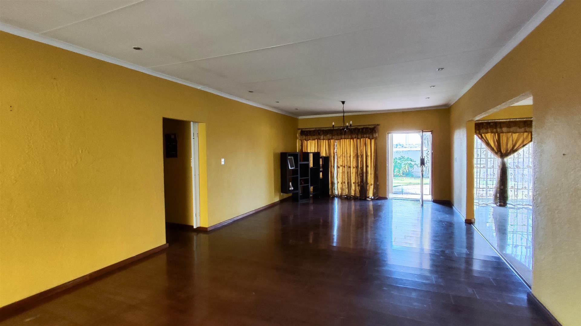 Lounges - 51 square meters of property in Parkrand