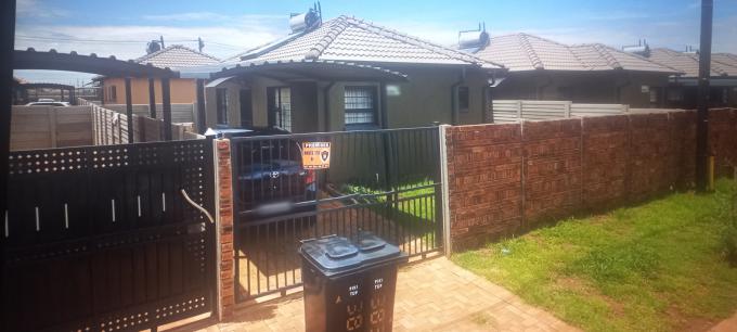 2 Bedroom House for Sale For Sale in Protea Glen - MR680209
