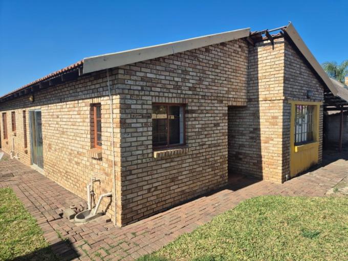 4 Bedroom House for Sale For Sale in Waterval East - MR680217