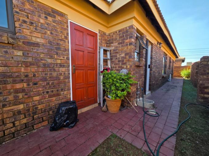 2 Bedroom House for Sale For Sale in Albertsdal - MR680245