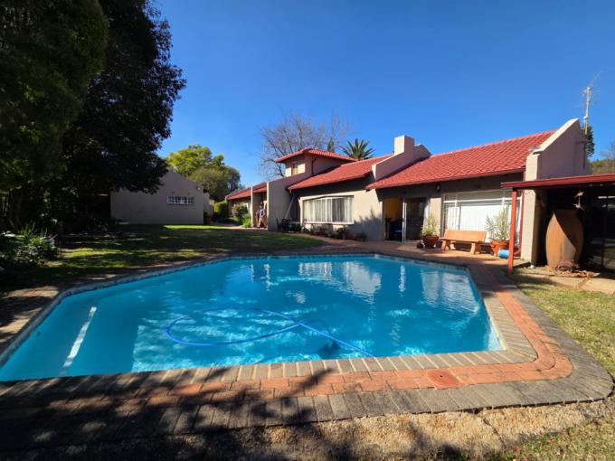 4 Bedroom House for Sale For Sale in Brackendowns - MR680246