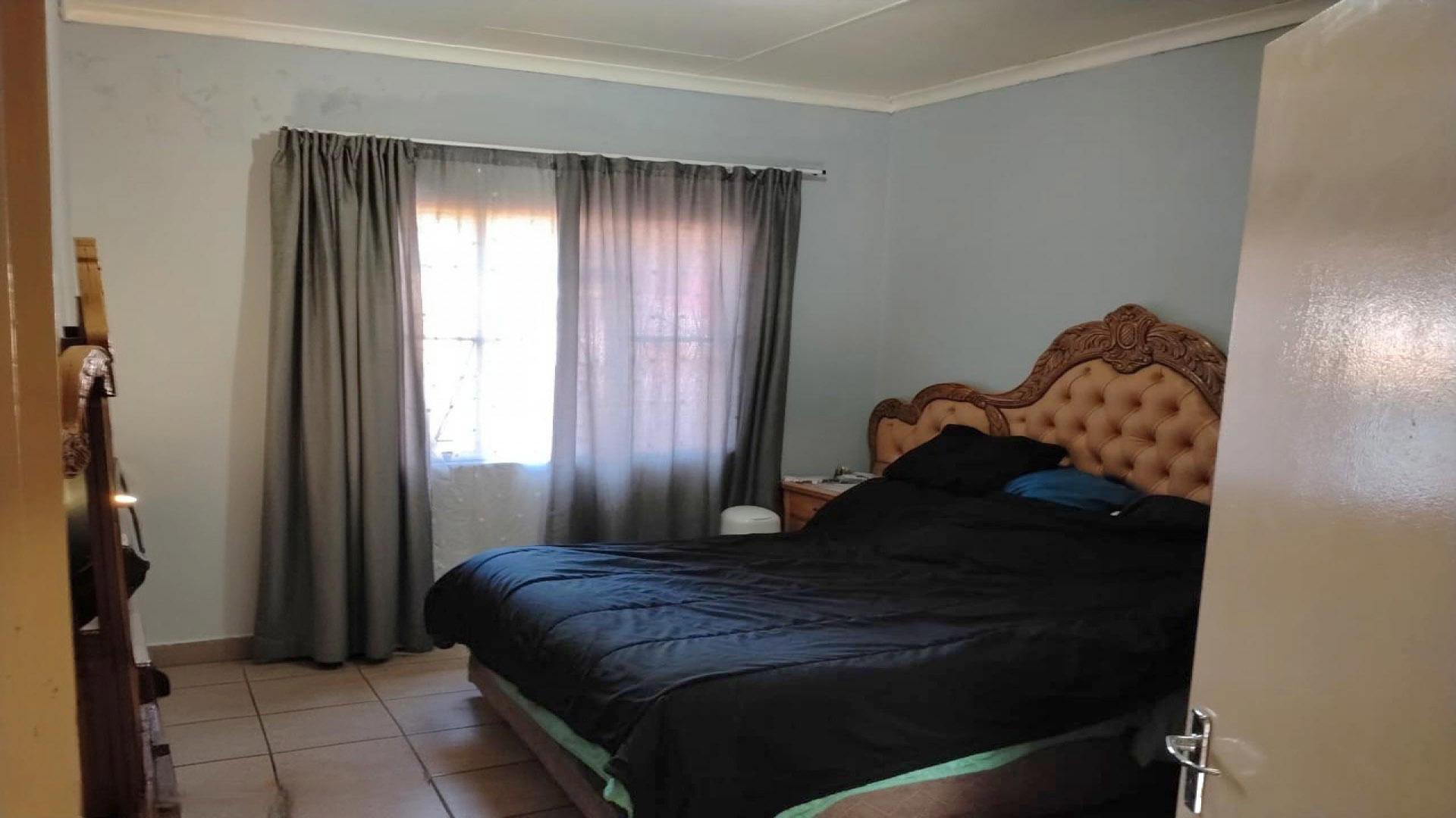 Bed Room 1 of property in Kuruman