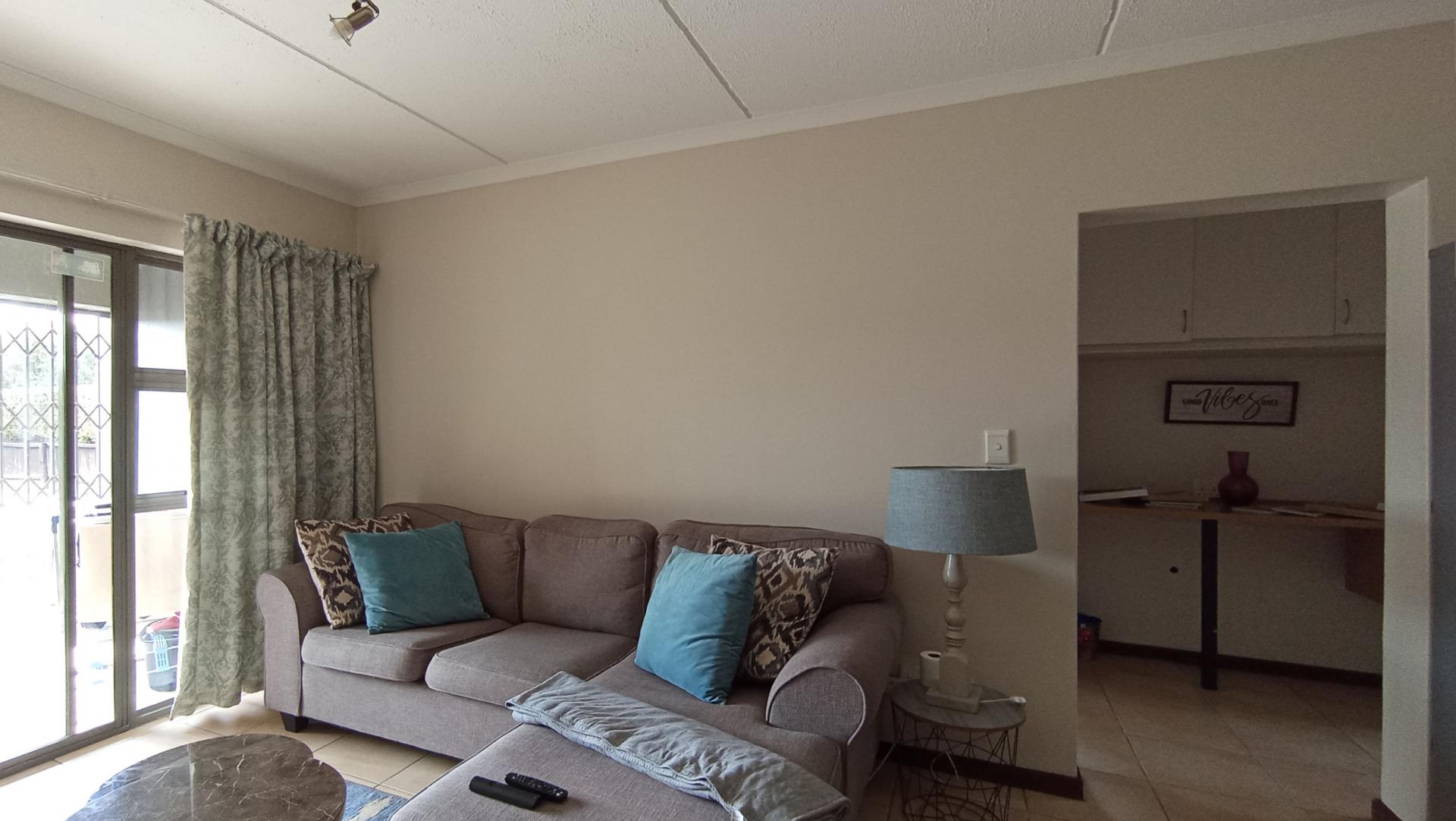 Lounges - 18 square meters of property in Greenstone Hill