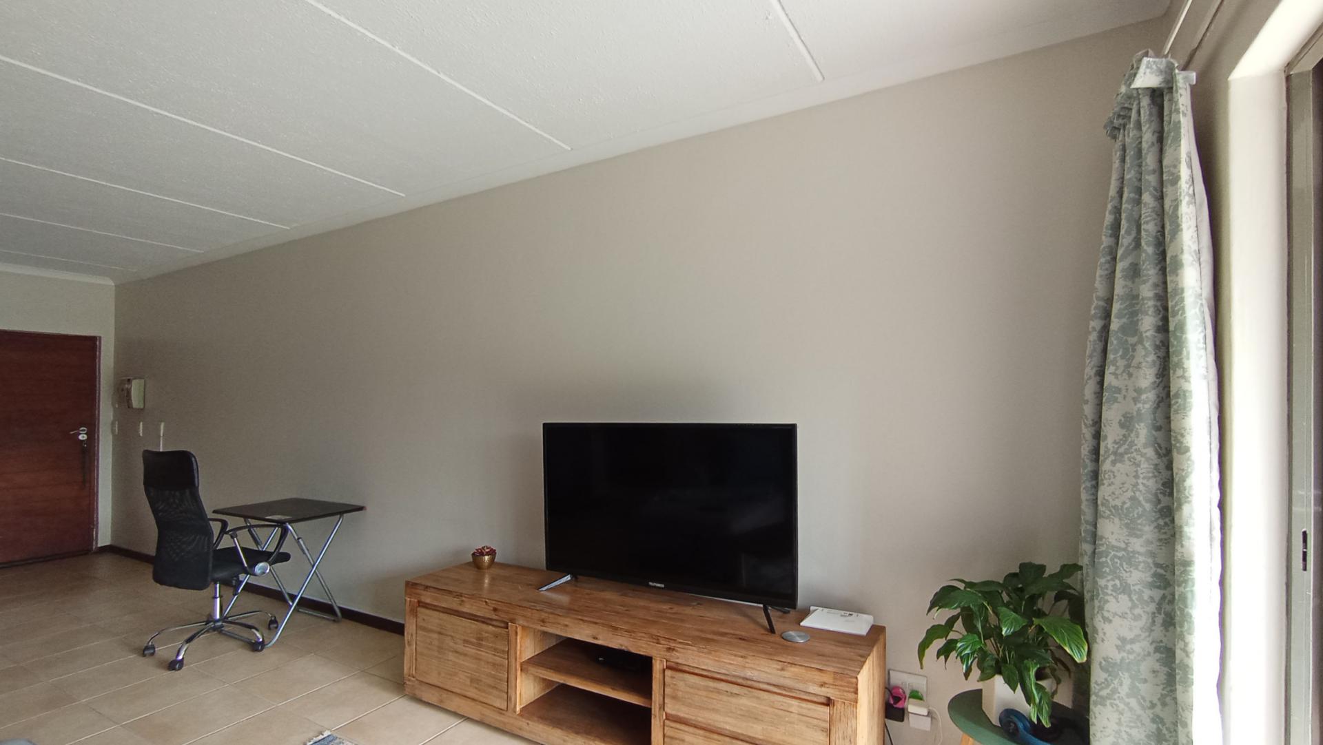 Lounges - 18 square meters of property in Greenstone Hill