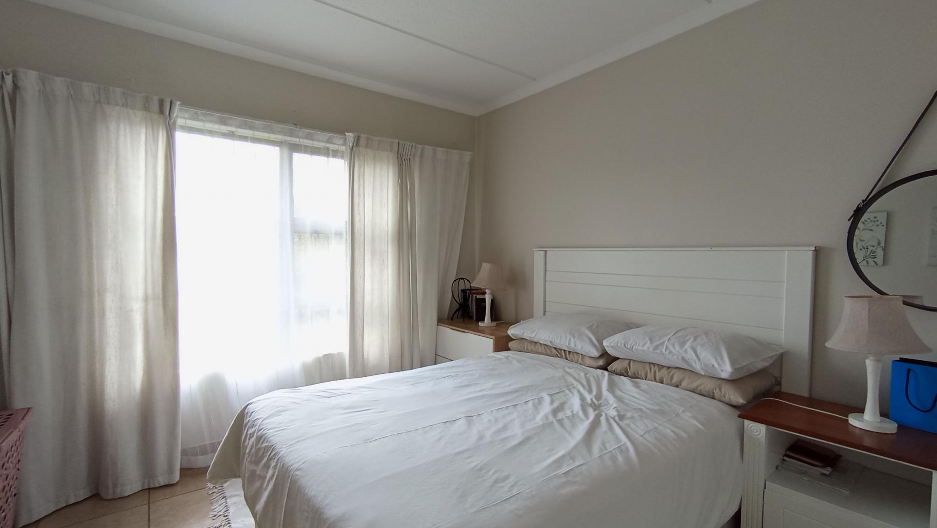 Bed Room 1 - 15 square meters of property in Greenstone Hill