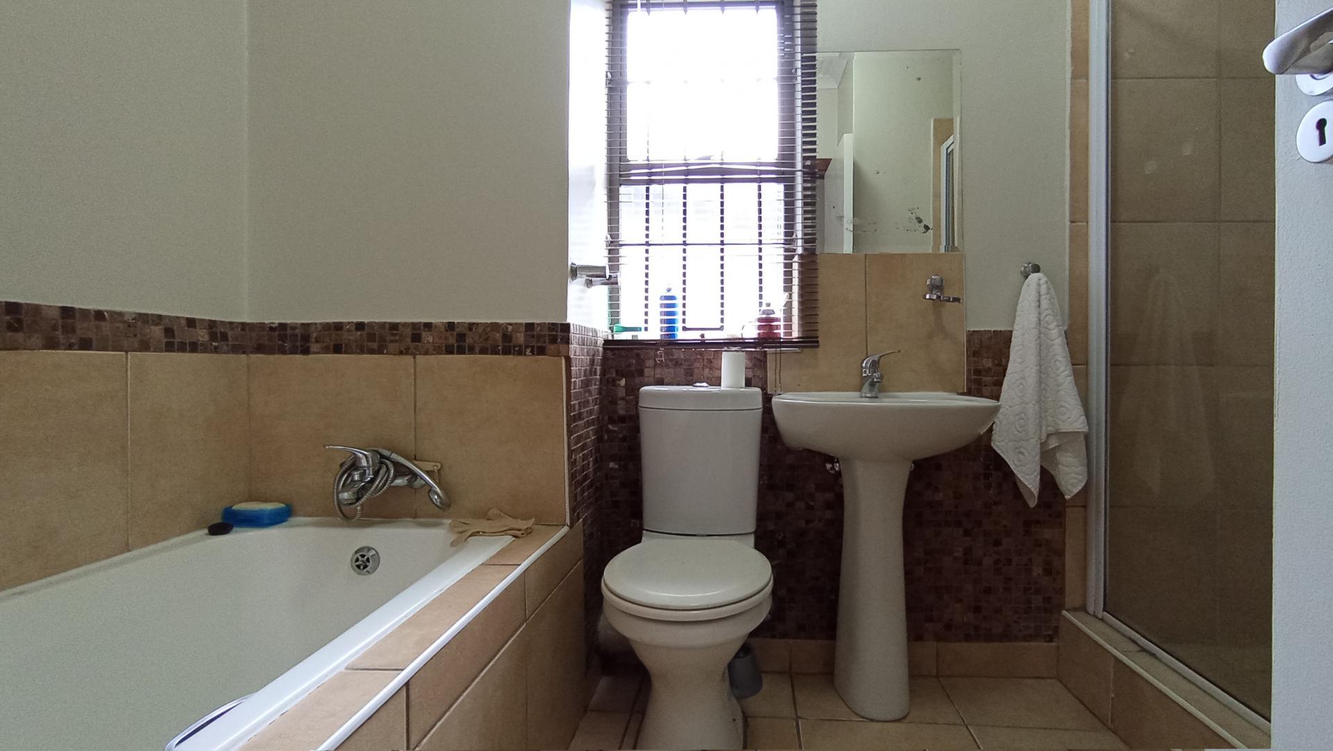 Bathroom 1 - 7 square meters of property in Greenstone Hill